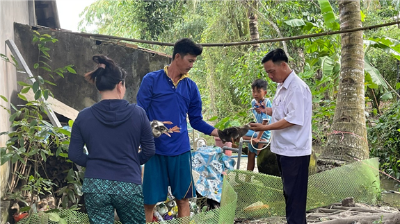 Ảnh: Viên chức thú y, Trung tâm dịch vụ tổng hợp xã tiêm vắc xin cúm gia cầm cho đàn vịt tại ấp Trường Thọ