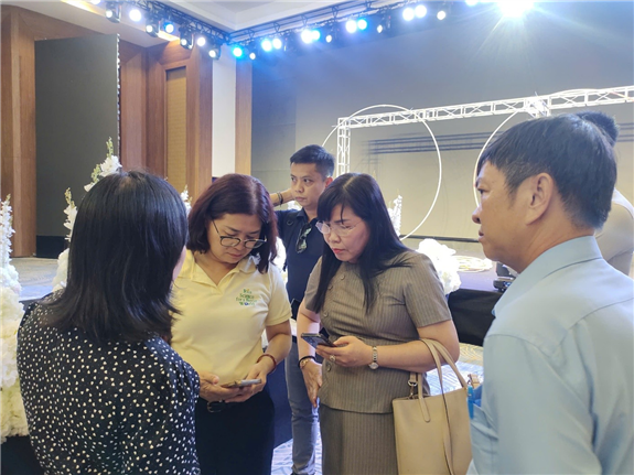 Ảnh: Phó Giám đốc Nguyễn Thị Giang, đại diện IRRI trao đổi phương án bố trí hội thảo với các đơn vị thực hiện